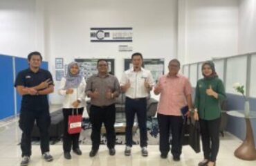 undefined Mungkin imej 6 orang dan teks