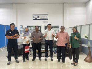Mungkin imej 6 orang dan teks