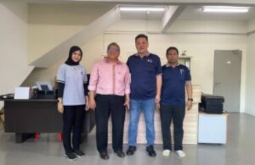 undefined Mungkin imej 4 orang dan teks