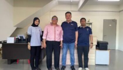 undefined Mungkin imej 4 orang dan teks