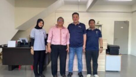 Mungkin imej 4 orang dan teks